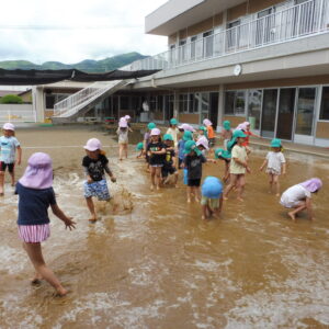 泥んこ遊び始まりました。