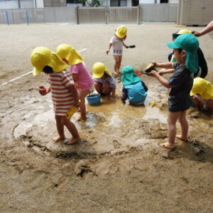 ２歳児さんも泥んこ遊びを楽しみました。