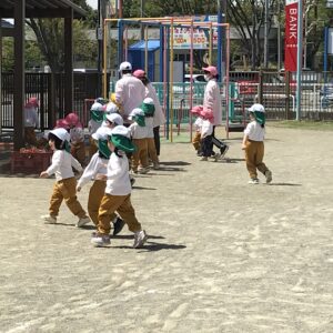 幼稚園の庭って楽しいね！！園開放も行っています。