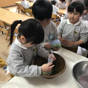 年少組 ふりかけ作り