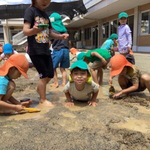 泥んこ遊びが始まりました。